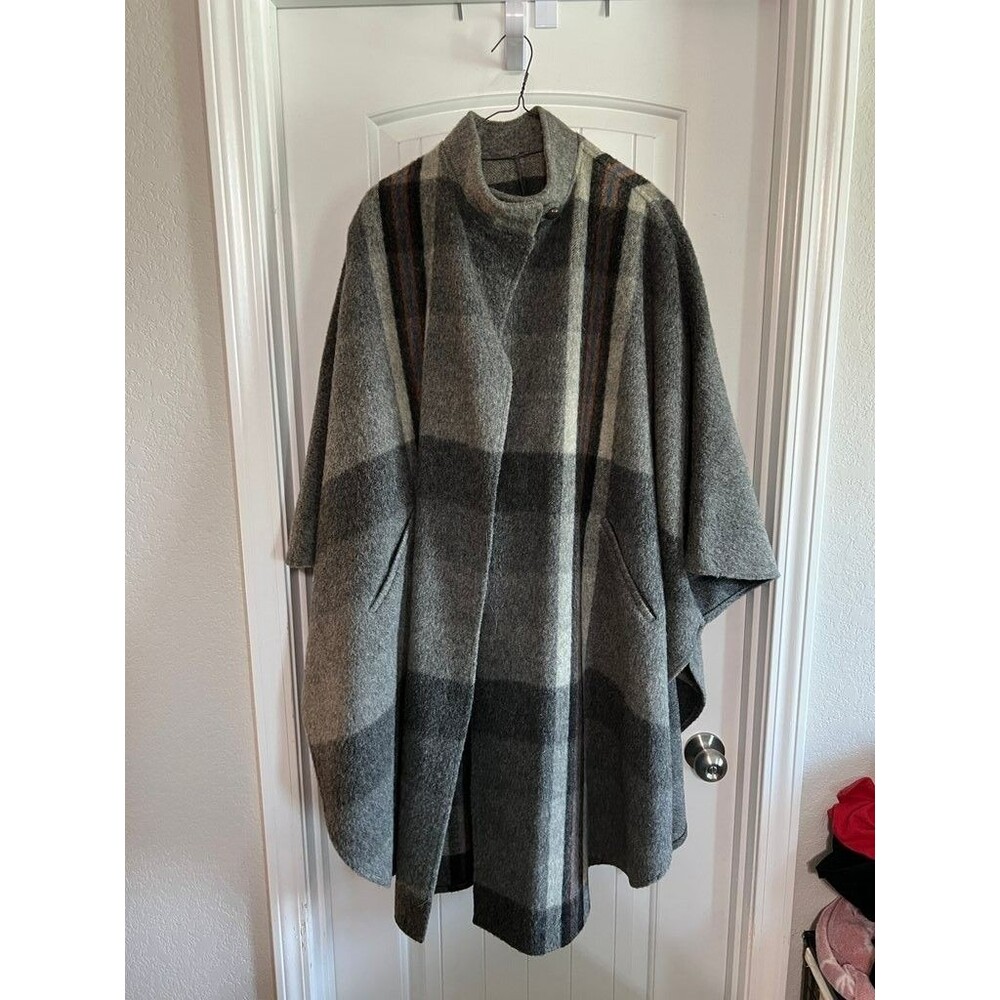 Portrait Wool Cape with Plaid Pattern